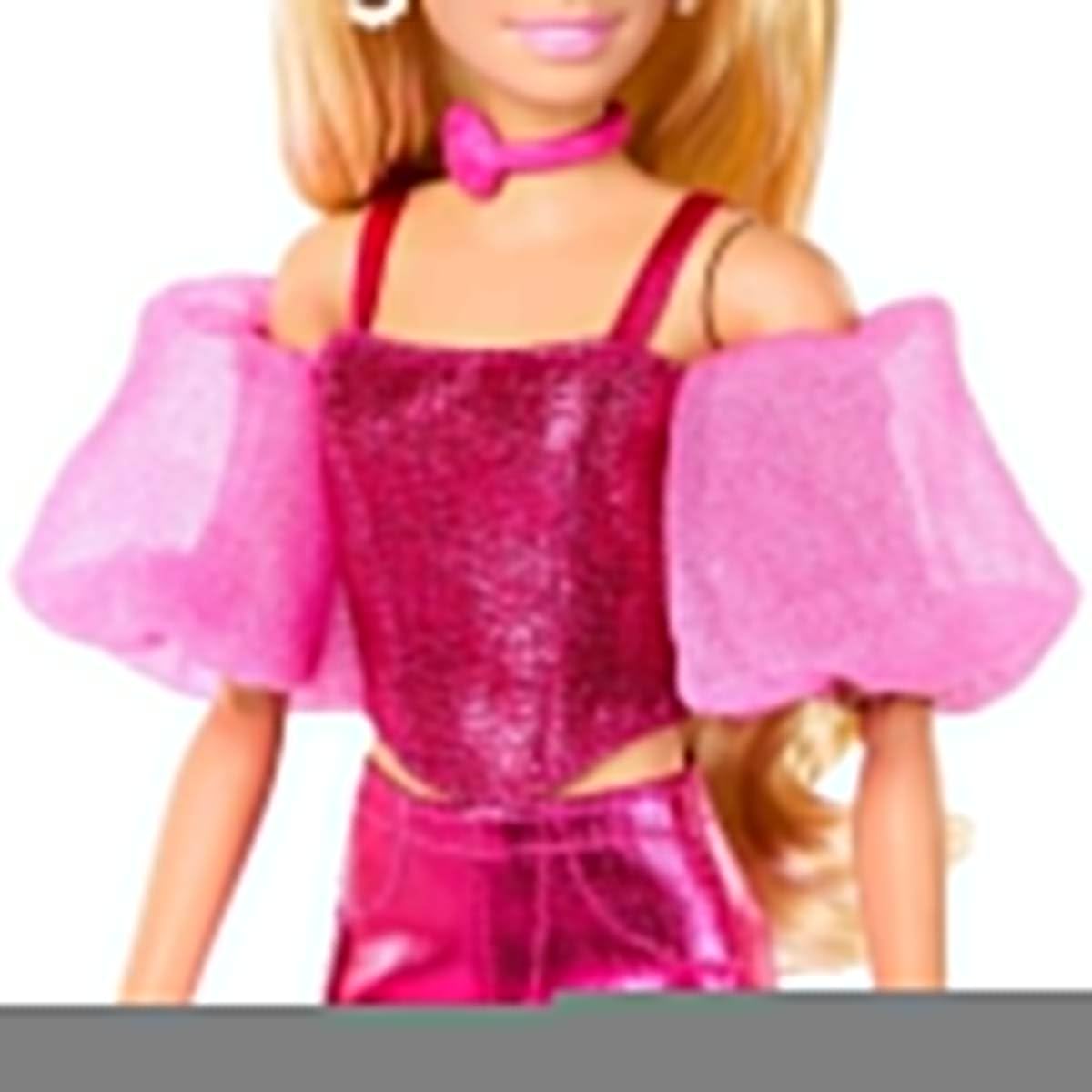 Bambola Barbie Deluxe Style Rosa Metallizzato – Capelli Biondi, Collana Rosa e Borsa, JFP40