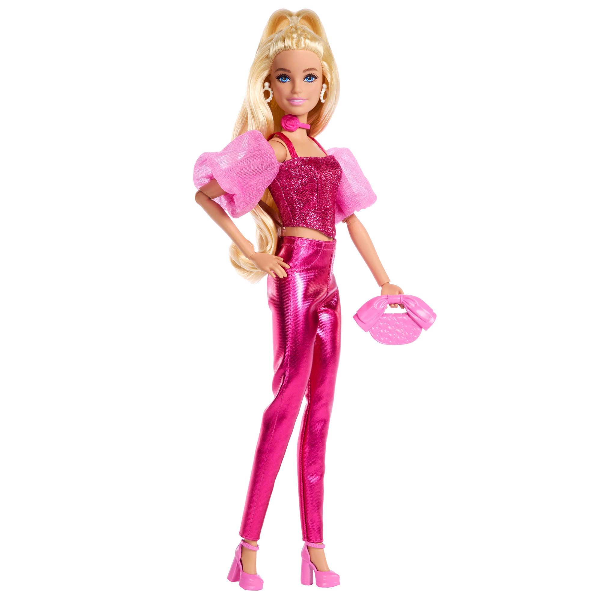 Bambola Barbie Deluxe Style Rosa Metallizzato – Capelli Biondi, Collana Rosa e Borsa, JFP40
