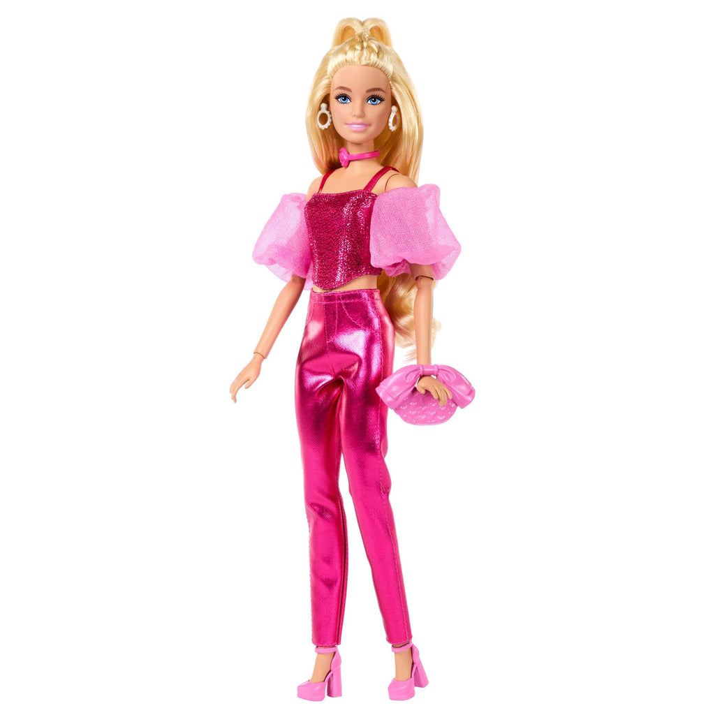 Bambola Barbie Deluxe Style Rosa Metallizzato – Capelli Biondi, Collana Rosa e Borsa, JFP40