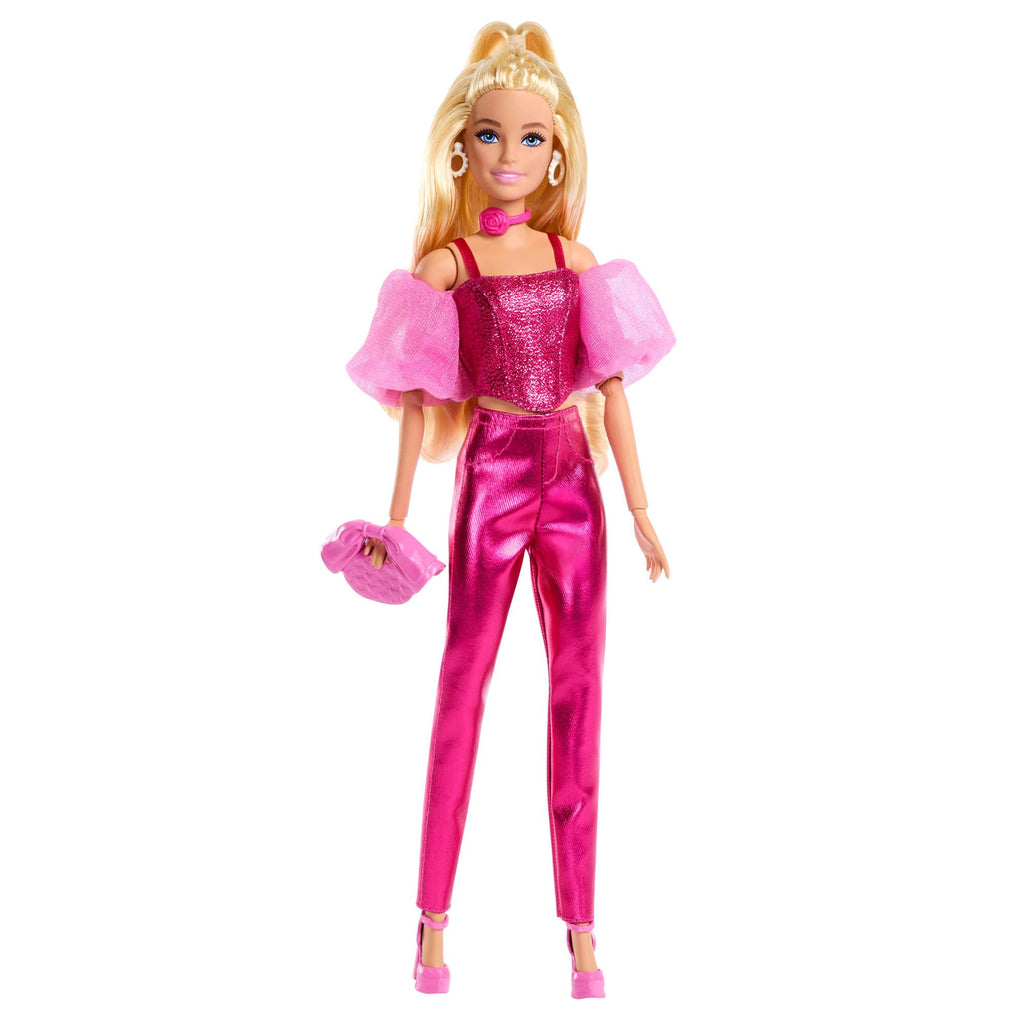 Bambola Barbie Deluxe Style Rosa Metallizzato – Capelli Biondi, Collana Rosa e Borsa, JFP40