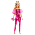 Bambola Barbie Deluxe Style Rosa Metallizzato – Capelli Biondi, Collana Rosa e Borsa, JFP40