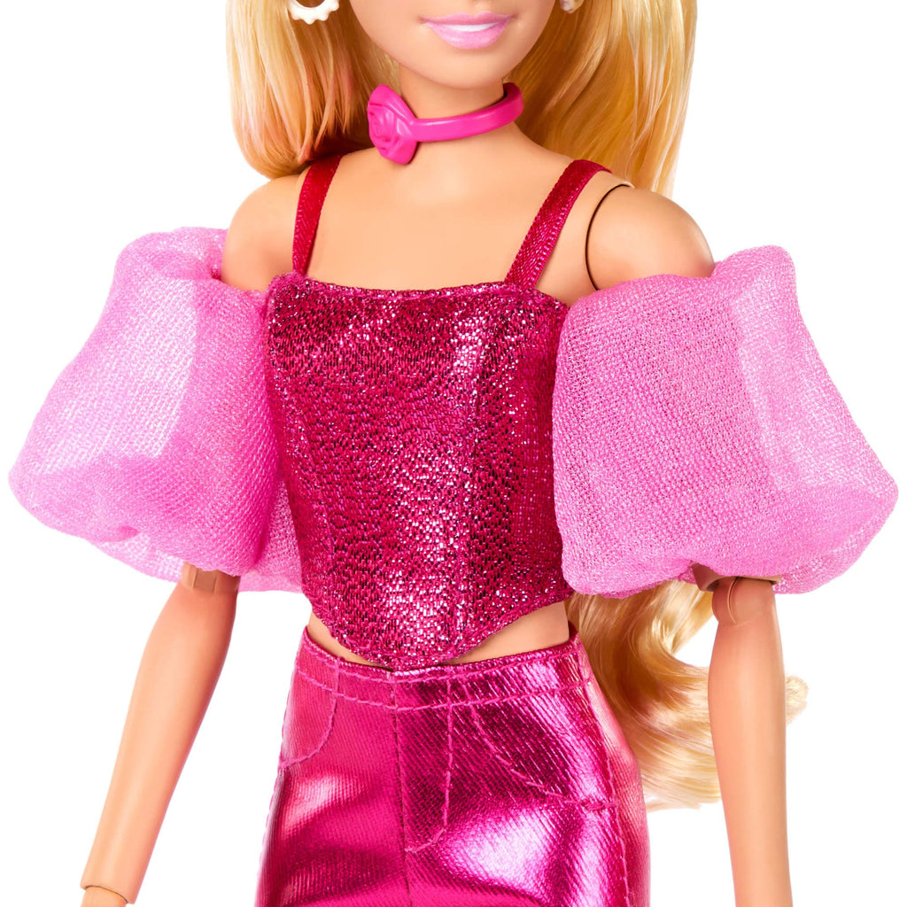 Bambola Barbie Deluxe Style Rosa Metallizzato – Capelli Biondi, Collana Rosa e Borsa, JFP40