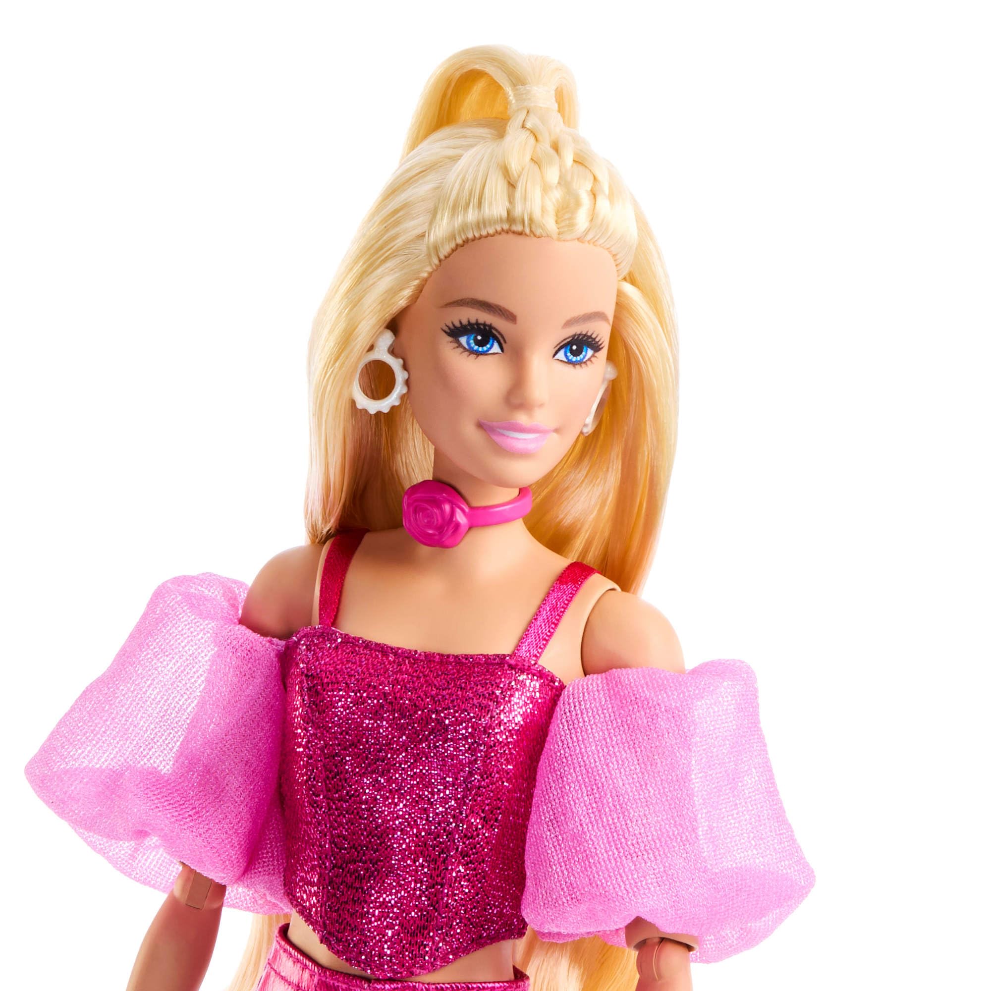 Bambola Barbie Deluxe Style Rosa Metallizzato – Capelli Biondi, Collana Rosa e Borsa, JFP40