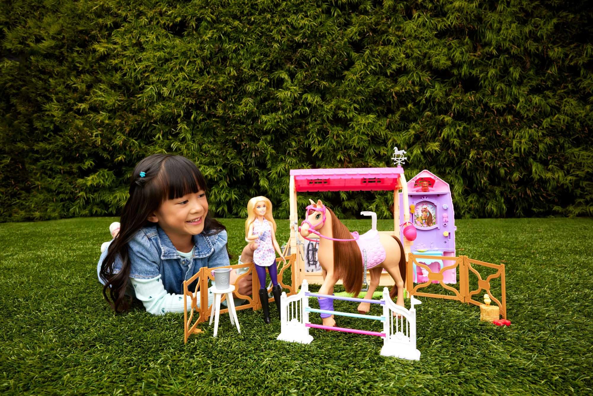 Barbie Scuderia Ultimate – Playset con Bambola, Cavallo e 25+ Accessori | 6 Aree di Gioco